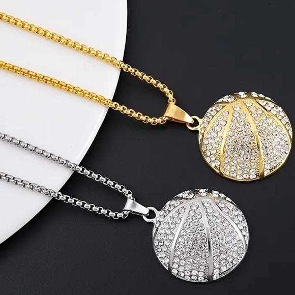 Elegant Silver Pendant Necklace - Picture 6 of 9